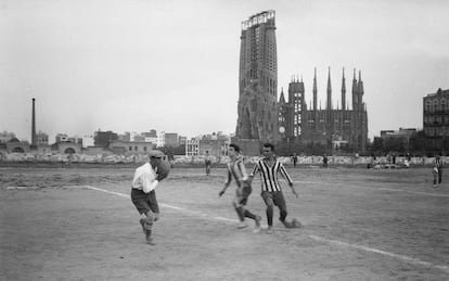 Partit de futbol al camp de l'Europa, pels volts del 1915, amb la Sagrada Família al fons.