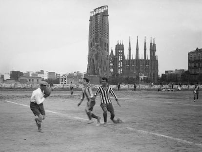 Partit de futbol al camp de l'Europa, pels volts del 1915, amb la Sagrada Família al fons.