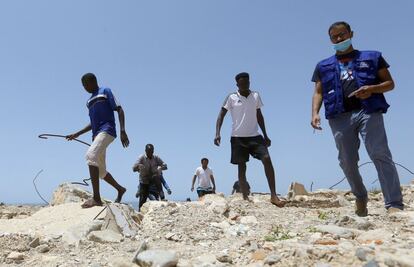 Los supervivientes del naufragio de un barco de migrantes llegan a la costa de Al-Hmidiya.