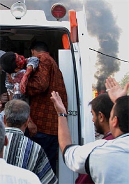 Un niño gravemente herido es trasladado a una ambulancia tras los atentados de Basora.
