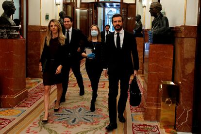 Pablo Casado y Cayetana Álvarez de Toledo, este miércoles en los pasillos del Congreso, seguidos de Ana Pastor, con mascarilla, y Teodoro García-Egea.