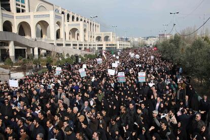 El líder supremo de Irán, el ayatolá Ali Jamenei, pidió "severa venganza" por la muerte de Soleimani, en la peor escalada en una temida guerra entre Irán y Estados Unidos en suelo iraquí. En la imagen, un momento de las multitudinarias protestas en Teherán.