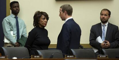 A deputada democrata Maxine Waters fala com Mark Zuckerberg após o depoimento dele em 23 de outubro.