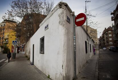 Una de las casas de una altura y apariencia rural que se conservan en Tetuán. Muchas han sido demolidas para construir bloques de viviendas, pero otras sobreviven en las callejuelas de barrios como Valdeacederas o Berruguete. Son vestigios de los orígenes del distrito, que surgió a finales del siglo XIX y creció gracias a la inmigración que llegaba del campo.