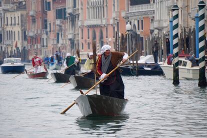 Gondoleros disfrazados de ancianas compiten en la tradicional regata de la Epifanía, en Venecia. 