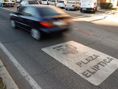 Vista de un cartel de Madrid 360 en la Avenida de Oporto, en Plaza Elíptica de Madrid en febrero de 2022.