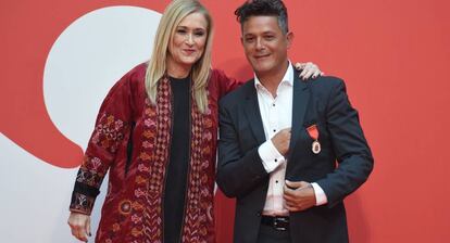 Cristina Cifuentes y Alejandro Sanz, en la entrega de Las Medallas de la Comunidad de Madrid.