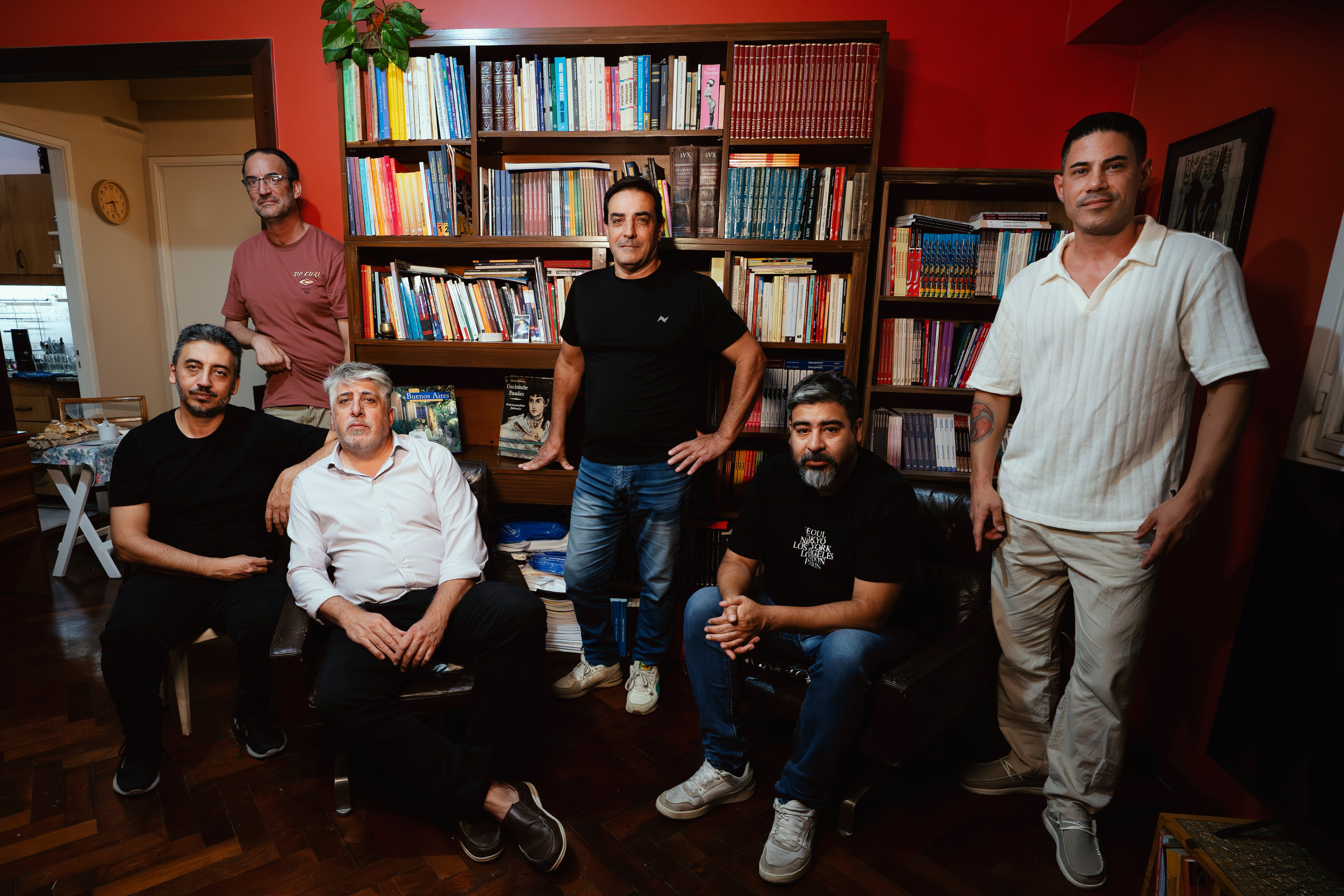 Jorge Izumigawa, Ariel Gavilán, David Pittaluga, Nicolás Sisman, Diego Baracat y Gabriel Oppido (de izquierda a derecha), que denuncian abuso en su infancia en el grupo 'scout' de la parroquia de Nuestra Señora de Luján, en Longchamps, Buenos Aires, posa el pasado jueves en casa de uno de ellos.