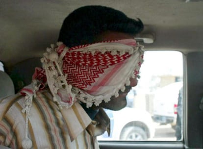 Un detenido en un coche de policía después de haber sido arrestado en Nayaf ayer, durante el combate con el Ejército de Estados Unidos e Iraq.