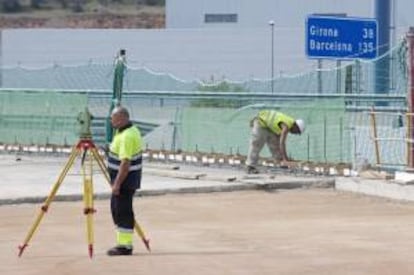 Aspecto que presentan las obras del enlace de Figueres Norte de la AP-7 en Figueres. Además, el enlace de esta misma vía, a la altura del municipio de Vilademuls, será operativo a finales de este año o principios del 2015, con unos 6 meses de retraso, porque se ha cambiado el proyecto para conectar la salida con la N-II, aún no desdoblada.