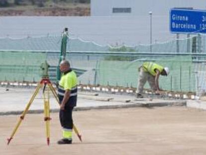Aspecto que presentan las obras del enlace de Figueres Norte de la AP-7 en Figueres. Además, el enlace de esta misma vía, a la altura del municipio de Vilademuls, será operativo a finales de este año o principios del 2015, con unos 6 meses de retraso, porque se ha cambiado el proyecto para conectar la salida con la N-II, aún no desdoblada.