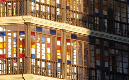 Galerías multicolor del edificio del Carrer Diputació 300, en el barrio de la Dreta de l&rsquo;Eixample, en Barcelona. 