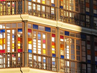 Galerías multicolor del edificio del Carrer Diputació 300, en el barrio de la Dreta de l&rsquo;Eixample, en Barcelona. 
