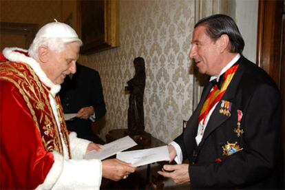 El Papa Benedicto XVI intercambia las cartas credenciales con el nuevo embajador de España ante la Santa Sede, Francisco Vázquez.