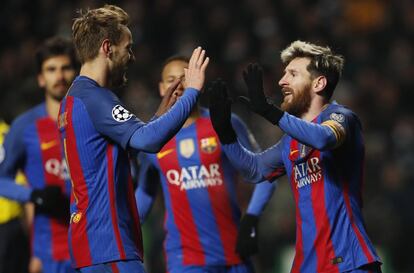 Lionel Messi (izquierda) del FC Barcelona celebra su segundo gol con Ivan Rakitic.