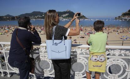 Turistas en la playa de San Sebasti&aacute;n