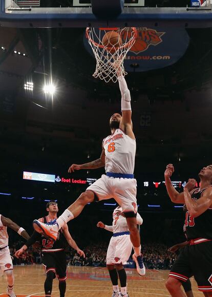 Tyson Chandler realiza un mate durante el partido ante los Chicago Bulls en el Madison Square Garden