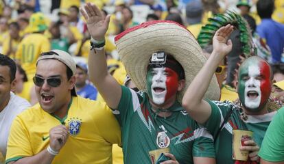 Aficionados de Brasil y de M&eacute;xico horas antes del partido.