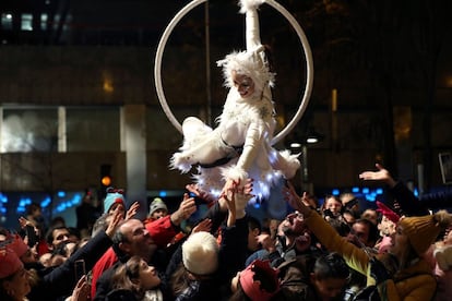 Una trapecista toma parte en la cabalgata de Madrid.