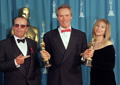 Eastwood ascendió a los cielos con 'Sin perdón'; el filme ganó cuatro Oscar (dos para él, como director y productor de la mejor película), y el western se asentó en el cine de los noventa. En la imagen, Clint Eastwood con dos de los Oscar en 1993 junto a Jack Nicholson y Barbra Streisand.