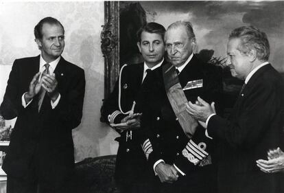 Mário Soares impone al Conde de Barcelona la Orden de Cristo, la segunda más importante de Portugal, en la sede de la embajada lusa en Madrid, el 31 de enero de 1986.