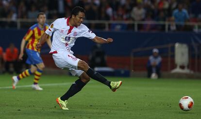 Bacca remata en la acción del segundo gol del Sevilla.