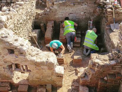 Excavación del 'caldarium' de las termas romanas de Mondragones (Granada).