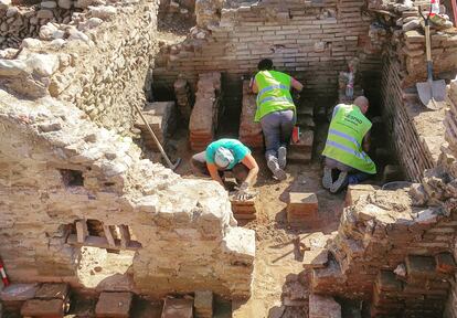 Excavación del 'caldarium' de las termas romanas de Mondragones (Granada).