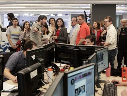 Un grupo de suscriptores visita la redacción en la noche electoral. 