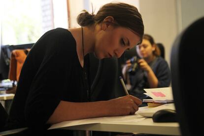 Una mujer estudiando.