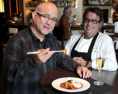 Ricardo Sanz come una tapa de callos junto a su colega el chef de la taberna Viavélez.