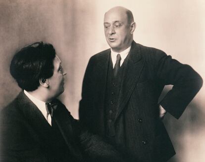 El compositor Arnold Schoenberg (de pie), con el también compositor austriaco Alban Berg, en una imagen en torno a 1914.