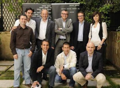 De pie, y de izquierda a derecha, Luis Hermoso, Gabi Ruiz, Nacho Aranda, Michael Robinson, Álex Martínez Roig y Noemí de Miguel. En cuclillas, Guillermo G. Uzquiano, Carlos Martínez y Julio Maldonado.