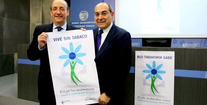 El consejero de Salud, Jon Darpón, a la derecha, sostiene el cartel anunciador de la campaña contra el tabaquismo junto al presidente del Colegio Vasco de Médicos, Cosme Naveda.