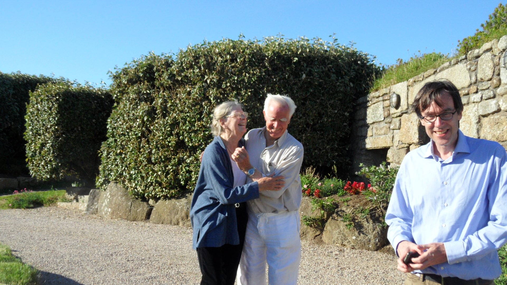 John Le Carré, con su esposa, Jane Cornwell, y el comisario de la exposición, Federico Varese