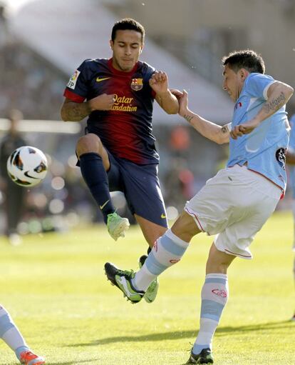 Thiago pelea un balón con Roberto Lago.