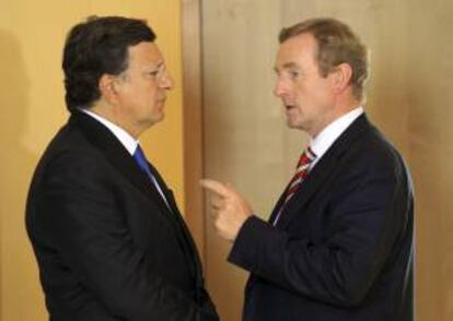 El primer ministro irlandés, Enda Kenny, (dcha) conversa con el presidente de la Comisión Europea, Jose Manuel Durao Barroso, en Bruselas (Bélgica). EFE/Archivo