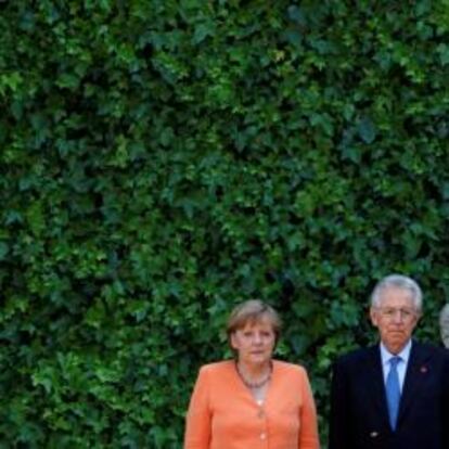 La canciller alemana, Angela Merkel, y el primer ministro italiano, Mario Monti, antes de su cumbre bilateral en Roma el 4 de julio de 2012.