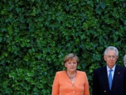 La canciller alemana, Angela Merkel, y el primer ministro italiano, Mario Monti, antes de su cumbre bilateral en Roma el 4 de julio de 2012.