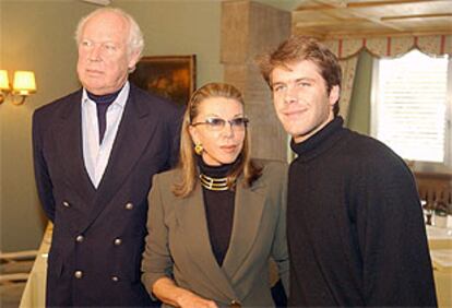 De izquierda a derecha, Víctor Manuel de Saboya; su esposa, Marina Doria, y el hijo de ambos, Emanuel Filiberto.