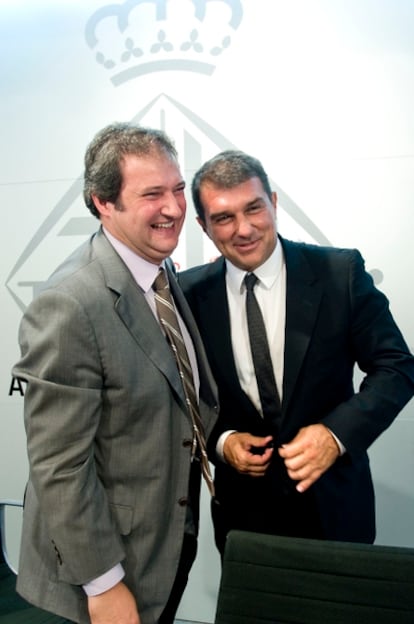 Jordi Hereu con Joan Laporta en la firma del convenio