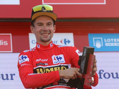 El esloveno Primo Roglic con el maillot rojo de líder tras la sexta etapa de la Vuelta a España, este jueves entre Requena y el Alto de la Montaña de Cullera.