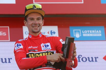 El esloveno Primo Roglic con el maillot rojo de líder tras la sexta etapa de la Vuelta a España, este jueves entre Requena y el Alto de la Montaña de Cullera.