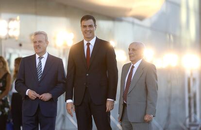 El candidato del PSOE, Pedro sánchez, acompañado por el presidente de la Academia de la Televisión, Manuel Campo Vidal (d), y el realizador Fernando Navarrete (i), a la entrada del Palacio Municipal de Congresos de Madrid.