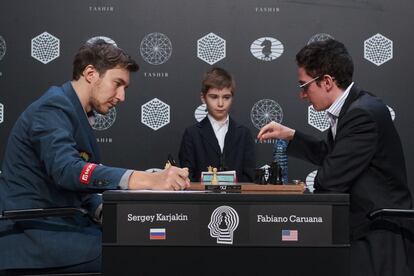 El inicio de la partida clave, después del saque de honor del niño Ártur Magomédov, campeón infantil de Moscú