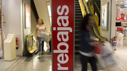 Anuncio de rebajas en un centro comercial de Sevilla el año pasado.