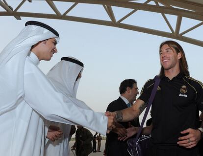 Sergio Ramos recibe el saludo de los miembros del gobierno kuwaití a la llegada del Real Madrid al aeropuerto de Kuwait.