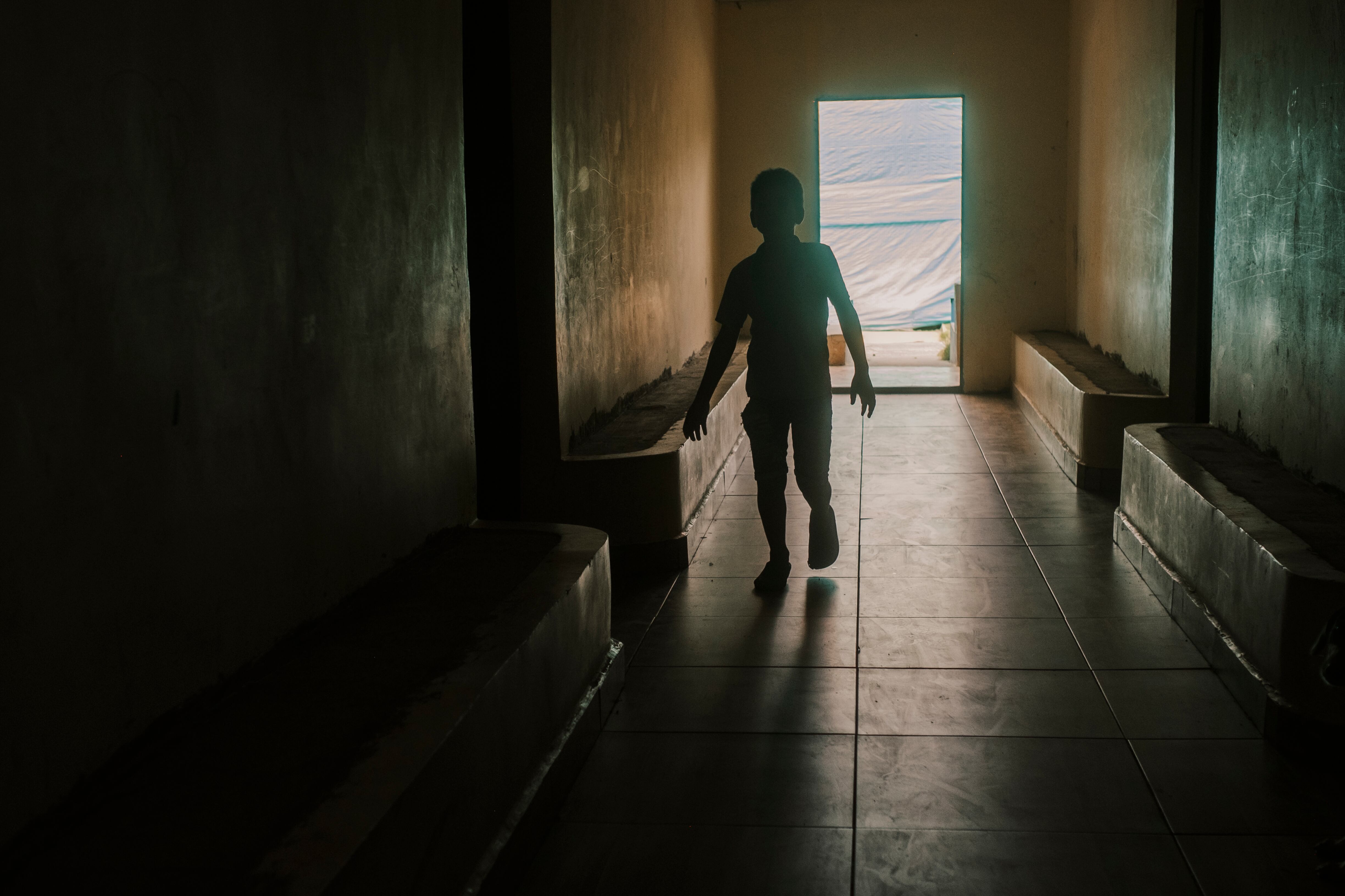 Un niño juega en medio de la incertidumbre causada por la violenta en el Catacumbo. 