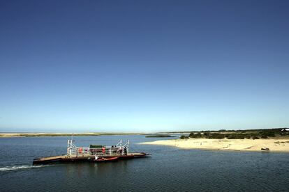 Una balsa viaja a lo largo de la laguna de Garzón. Uruguay ha optado por potenciar los hoteles ecofriendly, como es el caso de los hoteles flotantes en la Laguna Garzón, un extenso sistema de lagunas de la costa. Además de permitir disfrutar de un entorno natural único, ha integrado a las comunidades de pescadores artesanales locales en el desarrollo turístico.