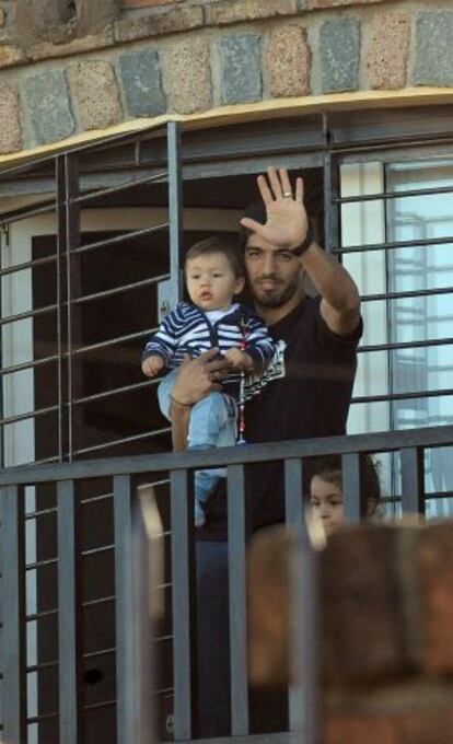 Luis Suárez, en el balcón de su casa.